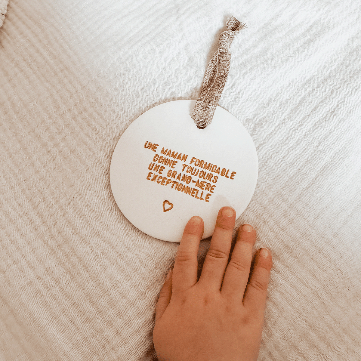 médaillon-une-grand-mère-exceptionnelle-lien-en-jute-la-dinette-d-alberte-3