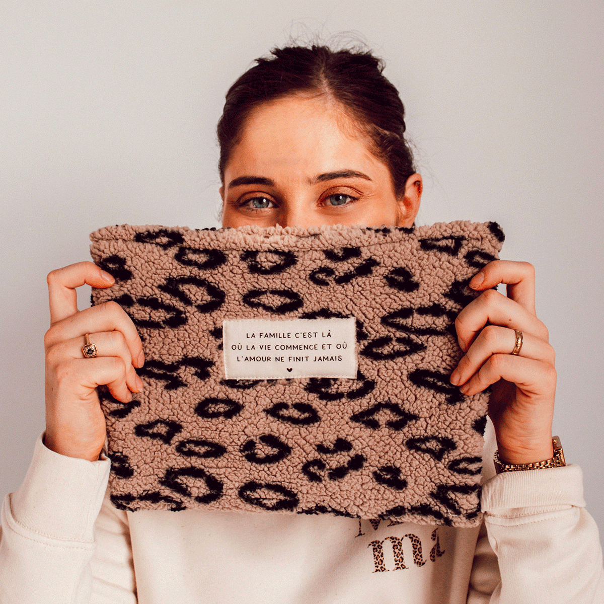 pochette-moyenne-moumoute-leopard-2