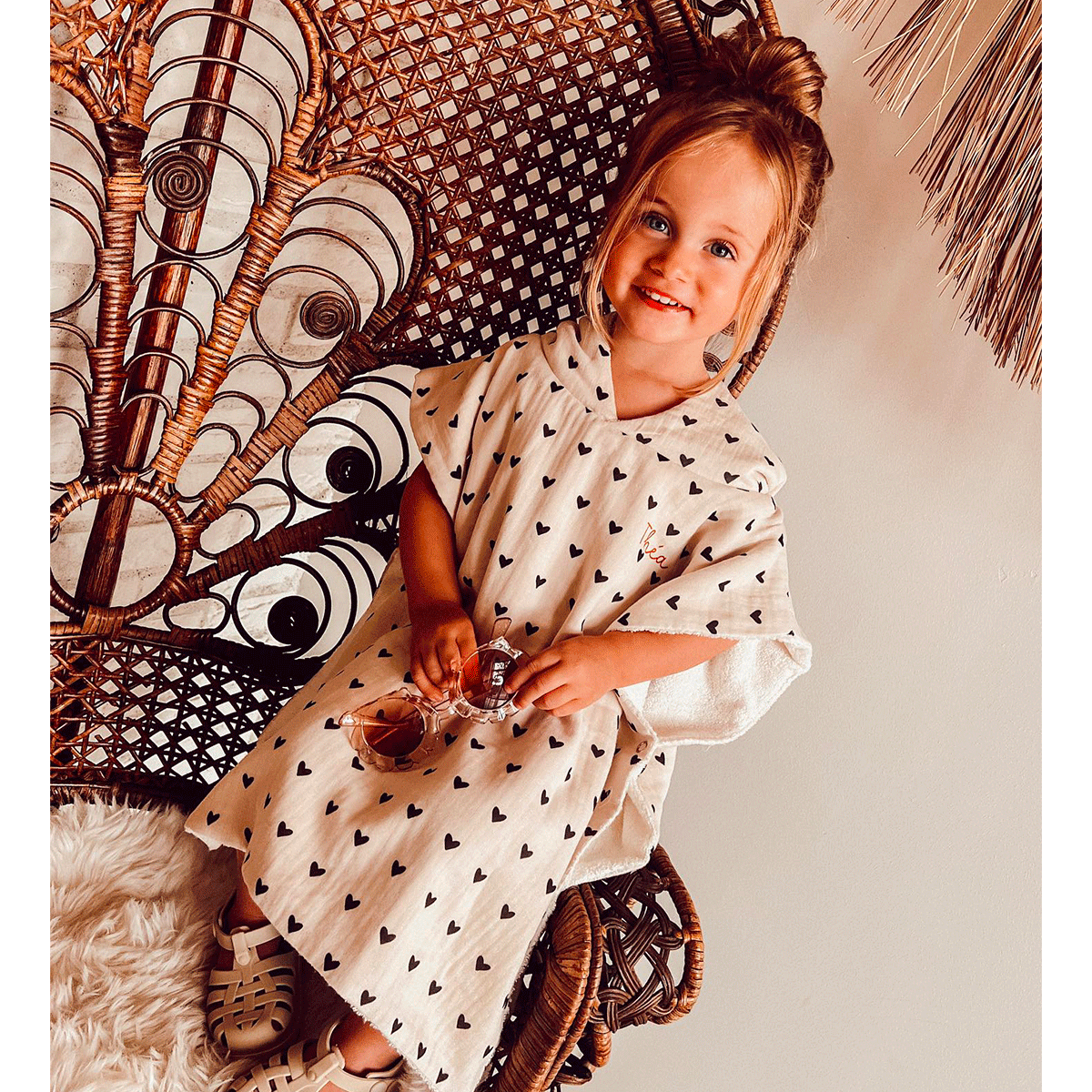 poncho-de-bain-gaze-petits-coeurs-noirs-tendresse-2