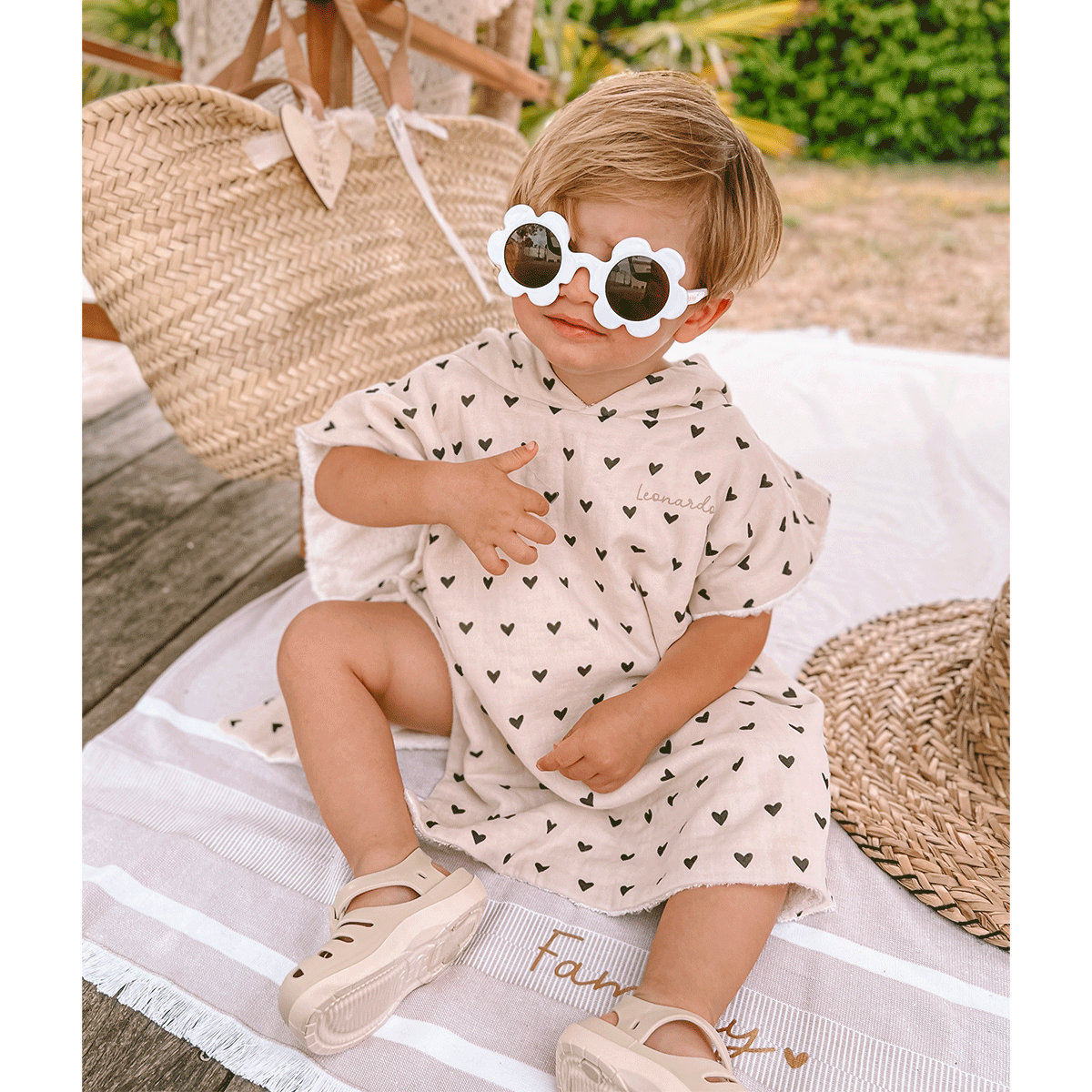 poncho-de-bain-gaze-petits-coeurs-noirs-tendresse-3