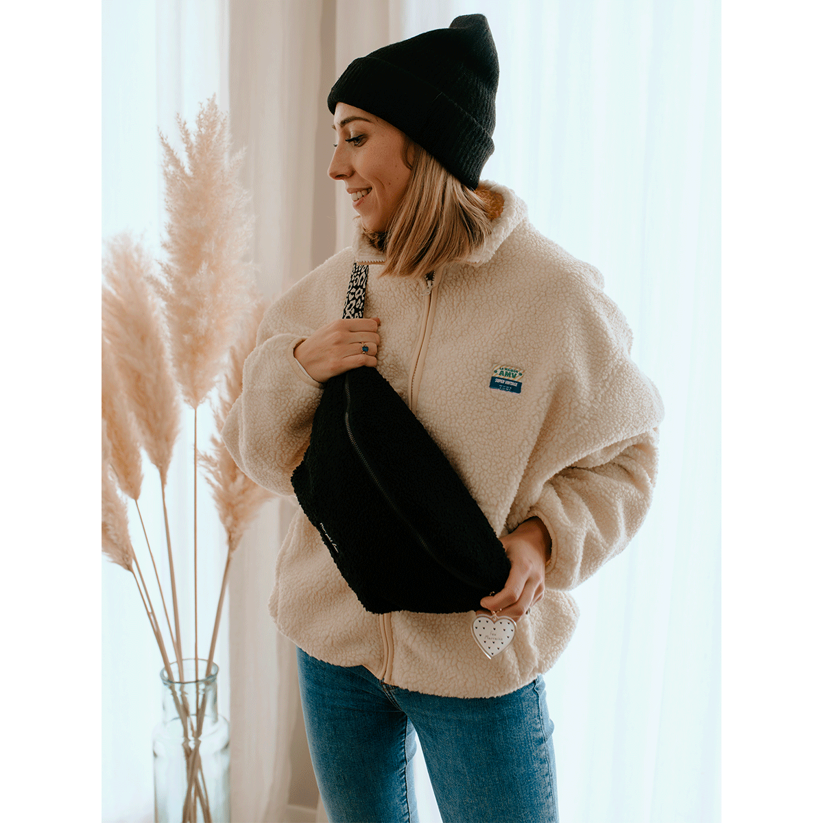 banane-adulte-mon-petit-leon-moumoute-noire-sangle-leopard-2