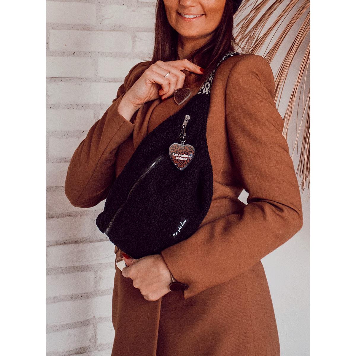 banane-adulte-mon-petit-leon-moumoute-noire-sangle-leopard-3