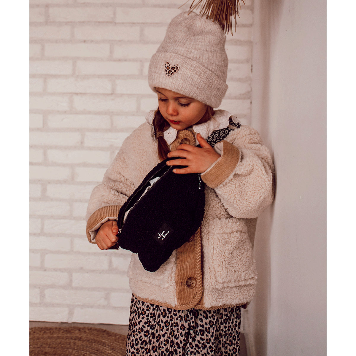 banane-moumoute-noire-enfant-a-la-vie-a-l-amour-sangle-leopard-2