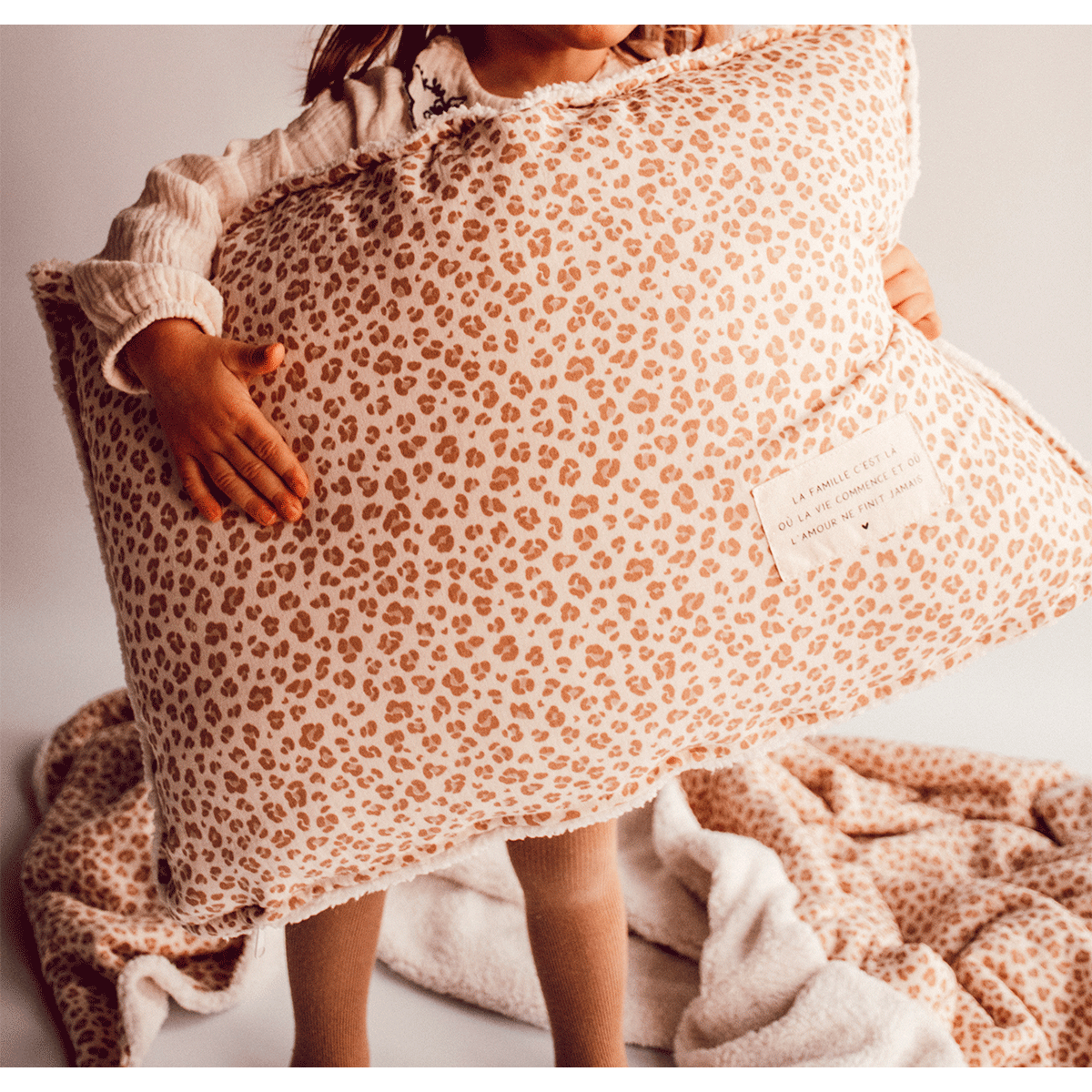 coussin-la-famille-moumoute-leopard-2