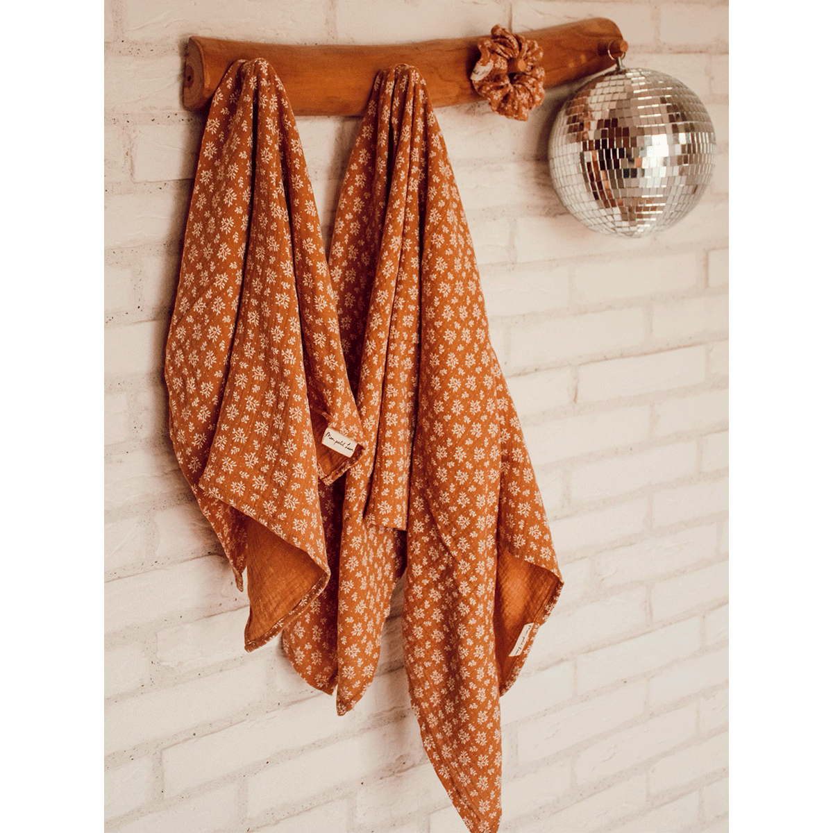 foulard-enfant-65x65cm-branchage-camel-3