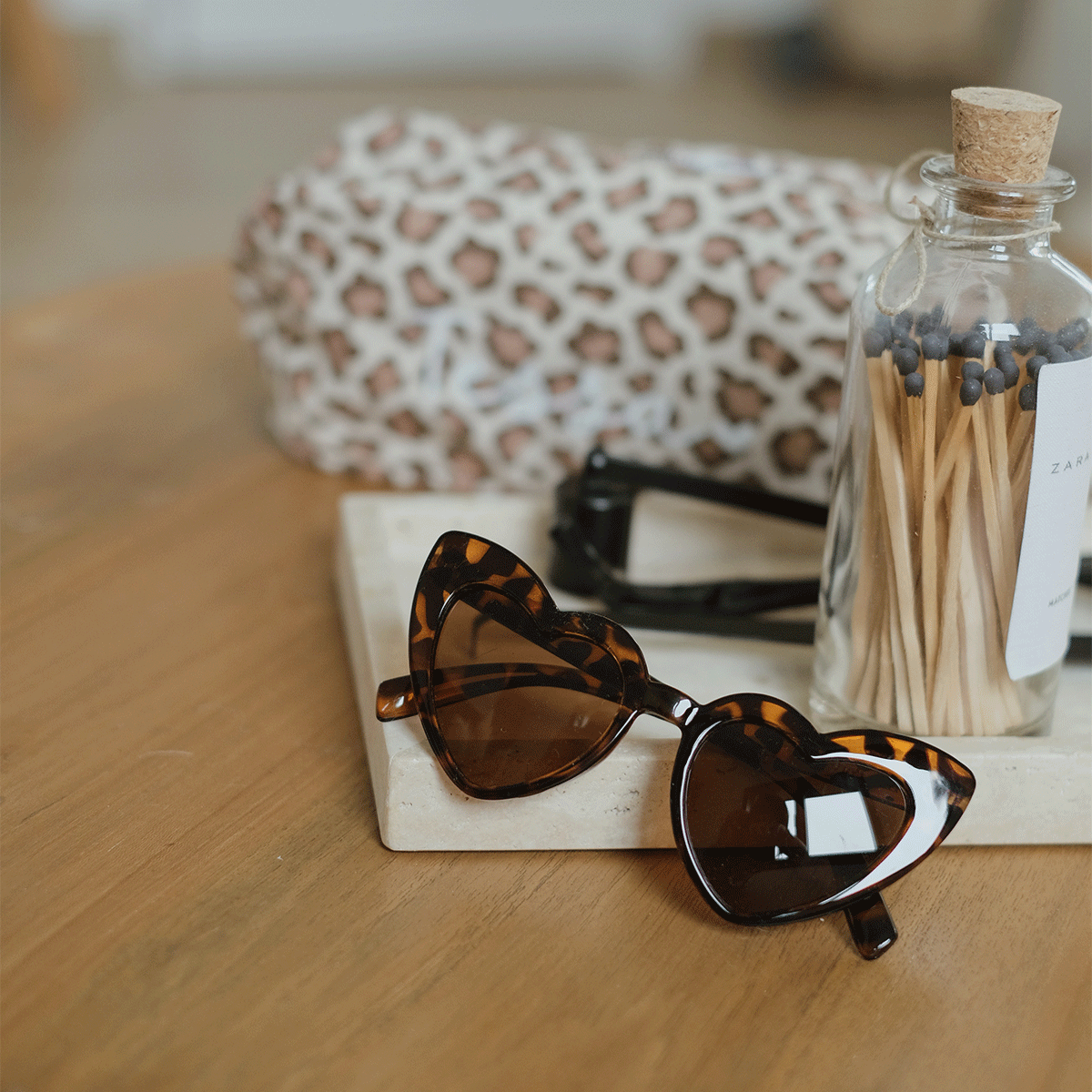 lunettes-de-soleil-coeur-léopard-enfant-3