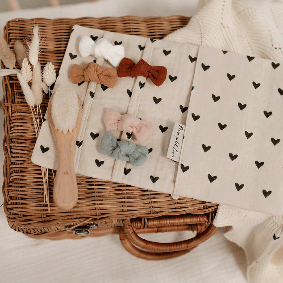 porte-barrettes-tendresse-gaze-petits-coeurs-noirs-2