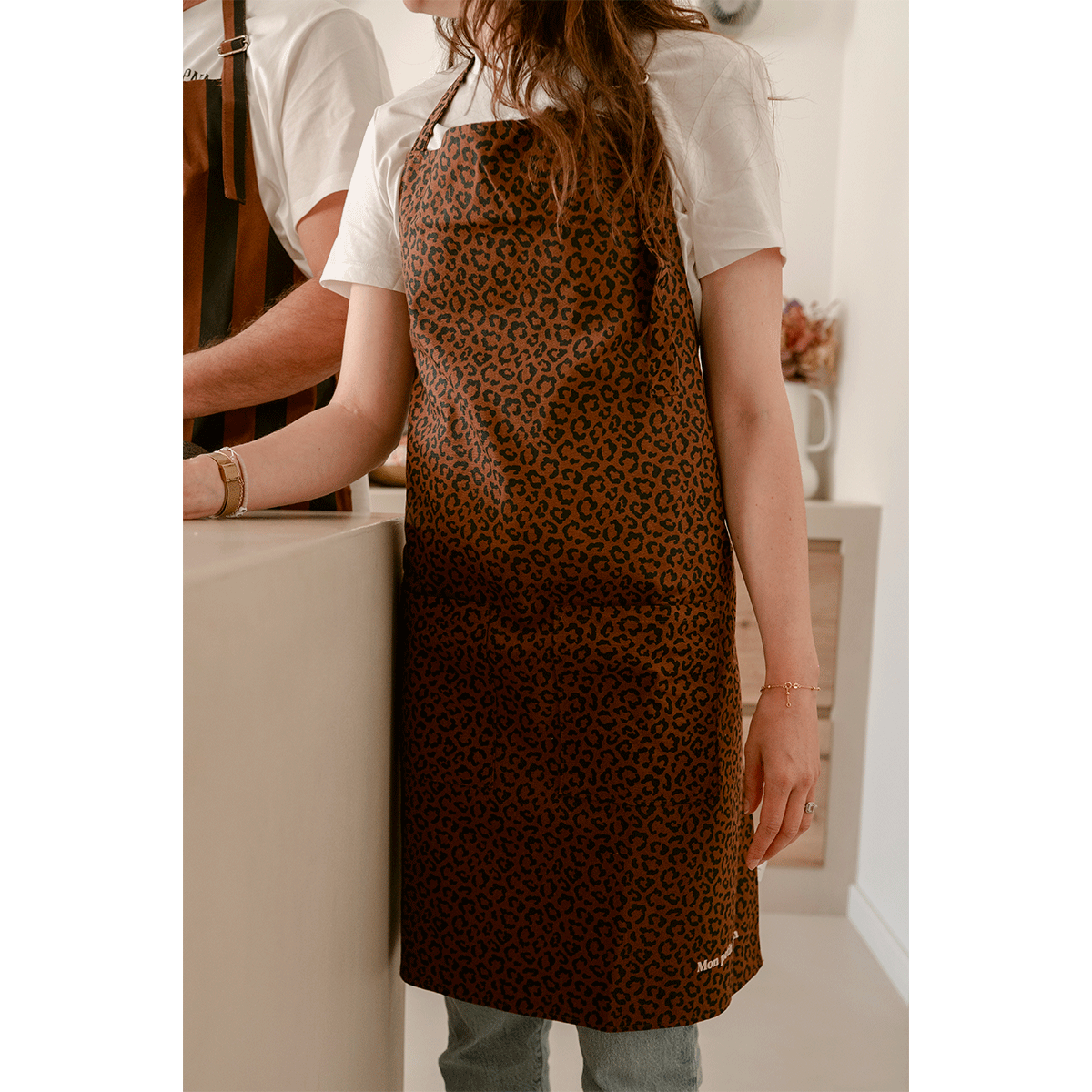 tablier-adulte-leopard-marron-fonce-5