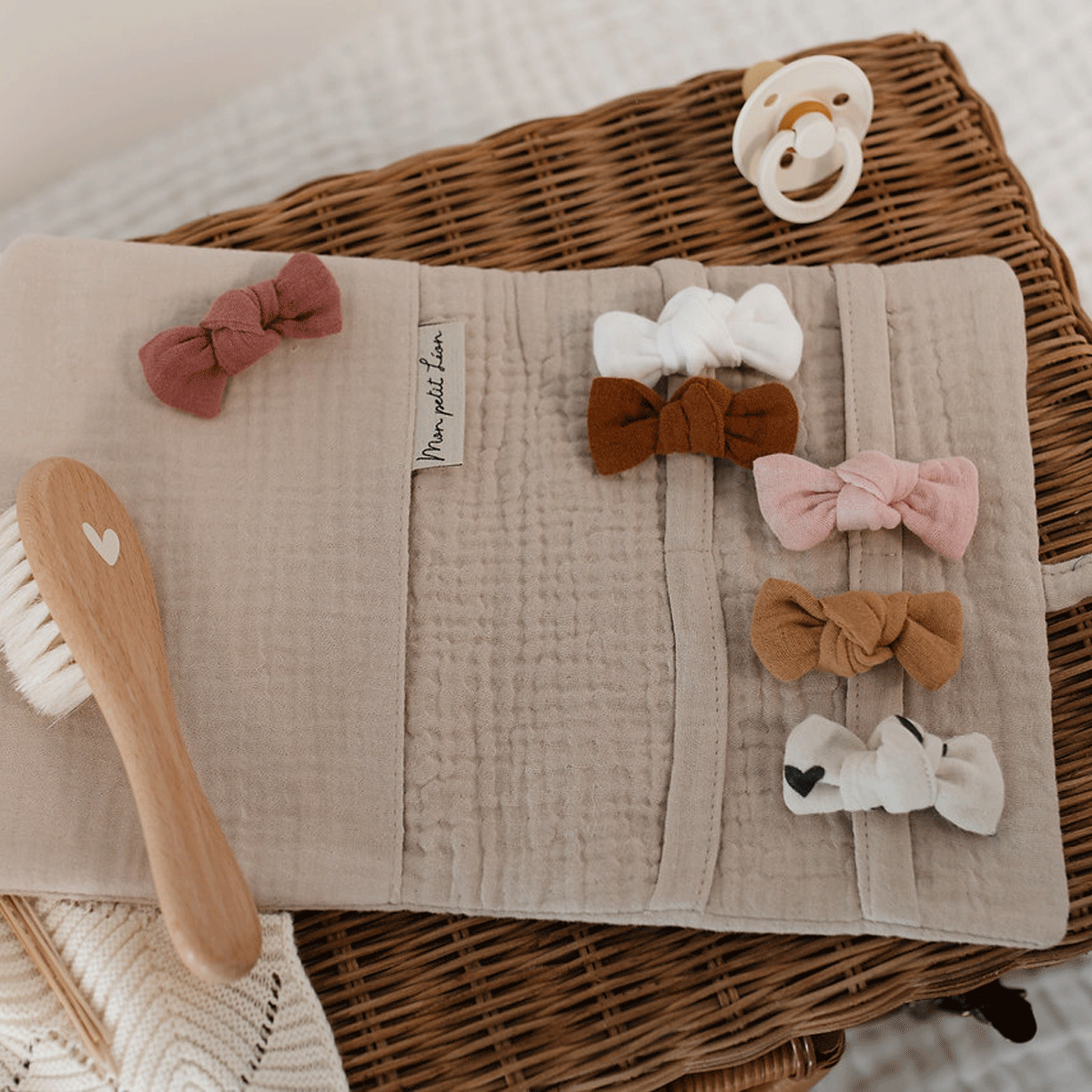 barrette-gaze-petits-coeurs-noirs-3