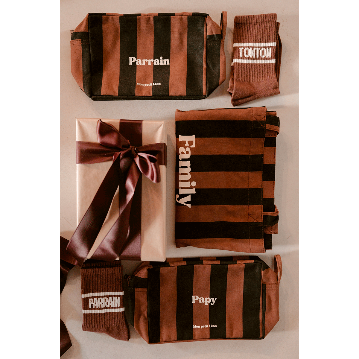 trousse-de-toilette-rayures-marron-noir-parrain-papy